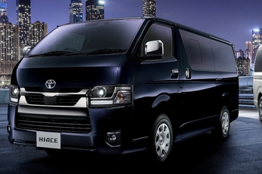 （左）特別仕様車スーパーGL“DARK PRIME II”（2WD・2800ディーゼル・標準ボディ）